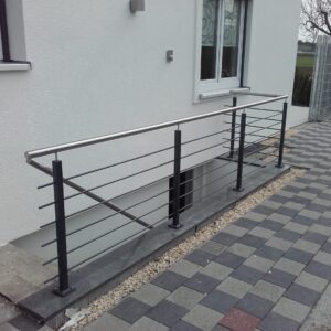 Geländer mit Handlauf für den Kellerabgang aus Edelstahl von Philipp Eckart