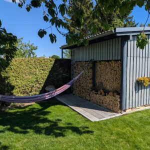 Gemütliche Holzhütte im Garten – maßgefertigt und aufgebaut von Philipp Eckart