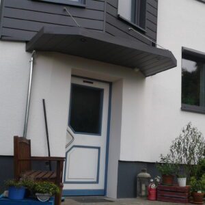 Schickes und praktisches Vordach für Haus von handwerksgenie.de